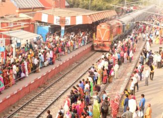 जान की कीमत पर रेल पटरी पर उमड़ी आस्था की भीड़