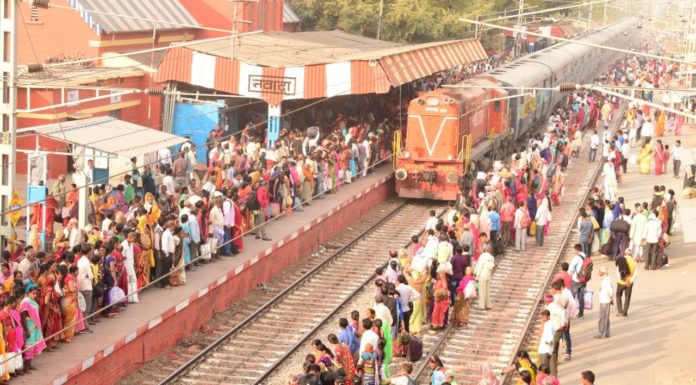 जान की कीमत पर रेल पटरी पर उमड़ी आस्था की भीड़