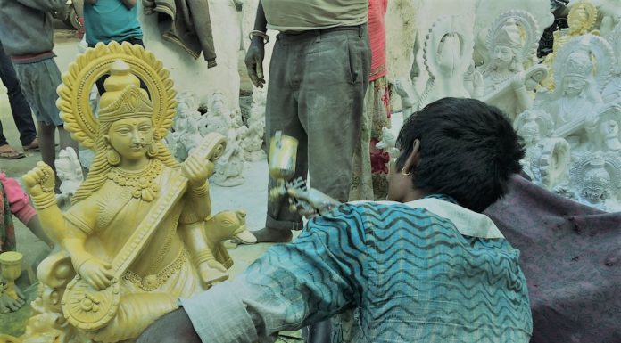 ज्ञान की देवी सरस्वती की प्रतिमा को आकार देने में जुटे हैं कलाकार