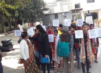 डाॅ. स्मिता ने छात्राओं से कपड़े का बैग बनवाई, डिजाइनिंग कराई फिर लोगों के बीच बंटवाई