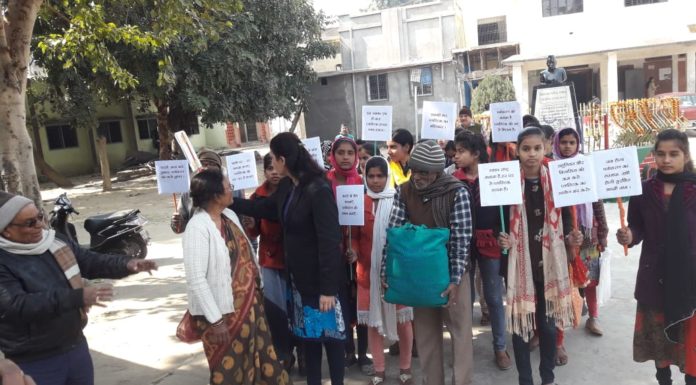 डाॅ. स्मिता ने छात्राओं से कपड़े का बैग बनवाई, डिजाइनिंग कराई फिर लोगों के बीच बंटवाई
