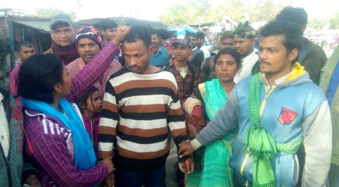 पत्नी को विक्षिप्त बता युवक ने रचा ली दूसरी शादी, कोर्ट में पत्नी ने उसे पकड़ी तब जमकर की धुनाई