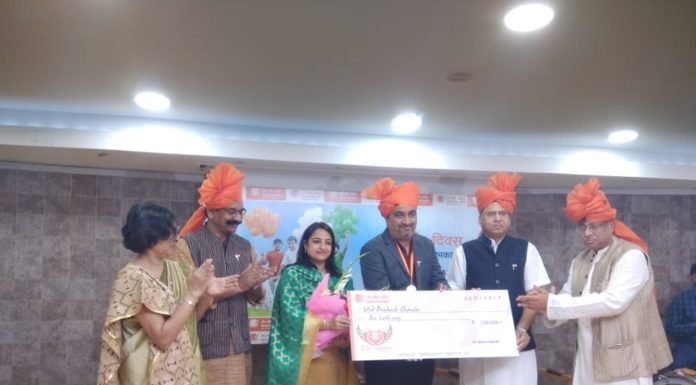 आलोक चंद्रा के नाम पर बैंक ऑफ बड़ौदा द्वारा शुरू किया गया वीरता का पहला पुरस्कार राजस्थान के वेद प्रकाश को