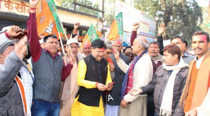 मोदी सरकार के अंतरिम बजट को भाजपा ने बताया ऐतिहासिक, अबीर गुलाल लगाकर बांटी मिठाईयां
