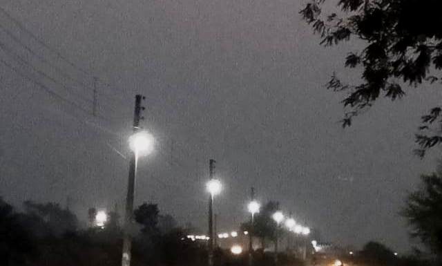 छीना झपटी से गांव की होती थी बदनामी, ग्रामीणों ने चंदा कर 2 किमी सड़क कर दिया रोशन