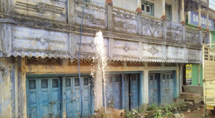 विभाग की लापरवाही और मूकदर्शक समाज – लाखों लीटर पानी रोजाना हो रहा बर्बाद