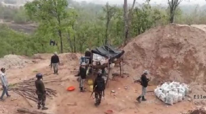 पुलिस मुखबिरी के संदेह में नक्सलियों ने की अभ्रक धंधेबाज की हत्या