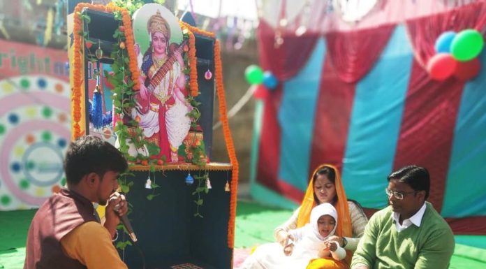 डीएम कौशल कुमार परिवार के साथ की मां सरस्वती की पूजा अर्चना