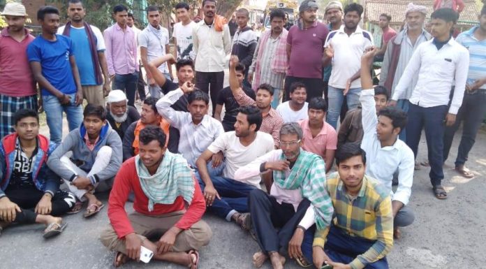 किराना व्यवसायी के घर अपराधियों ने की बमबारी, विरोध में नवादा-कौआकोल पथ जाम