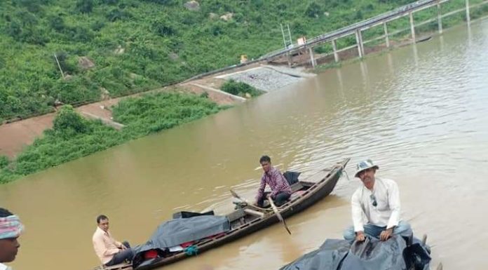 रजौली में नाव से भेजे गए भोजन के पैकेट और दवाइयां, बेघर हुआ दर्जनों परिवार