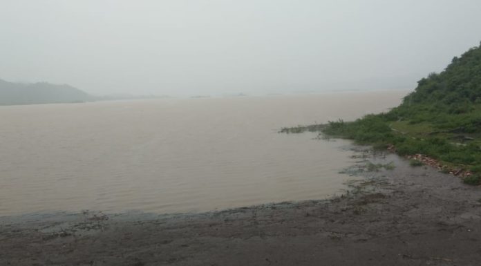 नवादा में बाढ़ के कारण पांच लोग नदी में बहे, दो बचे, तीन लापता