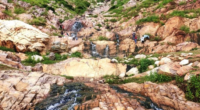 जिस पहाड़ी से बरस रही थी आग, बारिश के कारण फूट पड़ा झरना