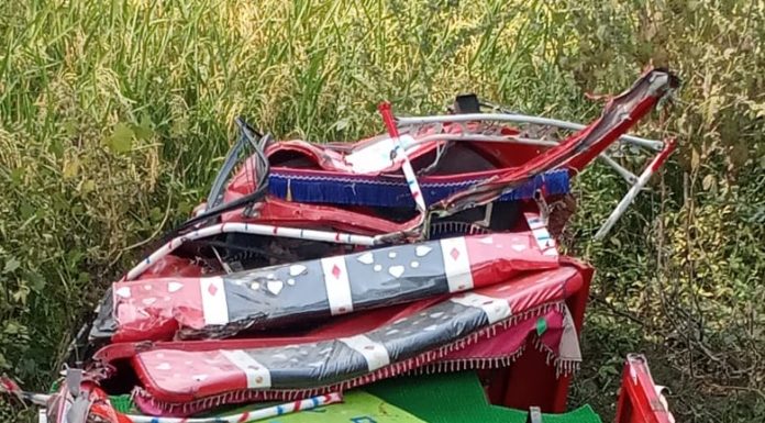 बेटे का इलाज कराने जा रही महिला की सड़क दुर्घटना में मौत, एक पुत्र समेत दाे अन्य घायल