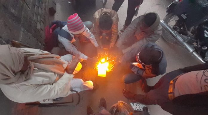 कड़ाके की ठंढ से बचने के लिए अलाव की कोई व्यवस्था नहीं
