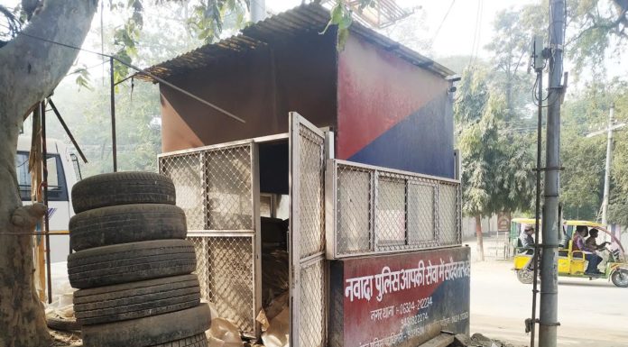 डस्टबिन के रूप में इस्तेमाल हो रहा डीएम आवास के समीप पुलिस चैकी