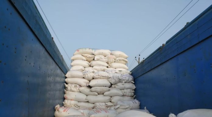 धान क्रय केंद्र नहीं खुलने के कारण औने पौने दाम में धान बेचने को मजबूर हैं किसान