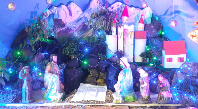 मैरी क्रिसमस: आधी रात को हुआ प्रभु यीशु का गौशाला में जन्म कैरोल गायन भक्तिय हो रहा माहौल, चर्च में मेला शुरू