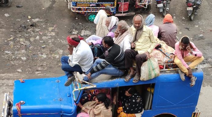 सड़क पर दौड़ रहा क्षमता से अधिक सवारी वाहन,शीतलहर में भी वाहनों के छतों पर यात्रा करने को विवश होते हैं यात्री