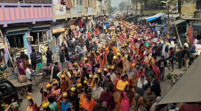 24 कुंडीय गायत्री महायज्ञ के लिए नवादा शहर में निकाली गई भव्य शोभायात्रा