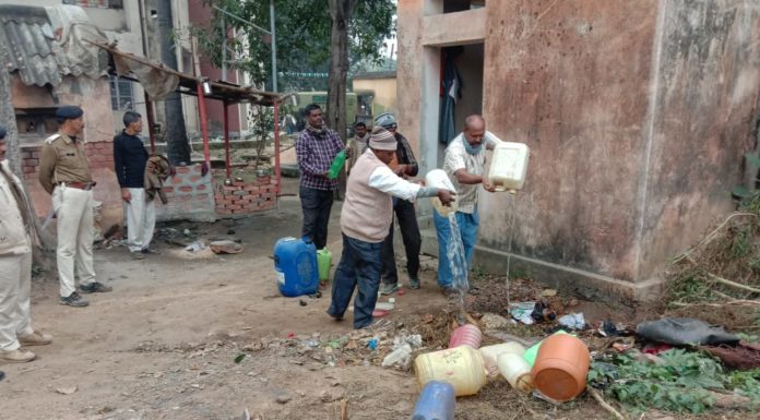 8 कौआकोल में 204 लीटर महुआ शराब किया गया विनिष्टीकरण