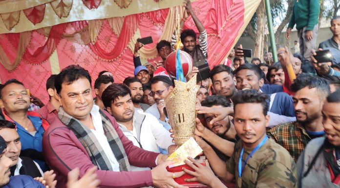 लालू मोड़ ने महावरा को 4 विकेट से हरा कर जिता गोविंदपुर प्रीमियर लीग