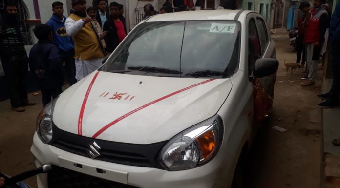 तीन दिनों से लावारिस कि तरह मुहल्ले मे लगा था बगैर नम्बर के मारुति कार