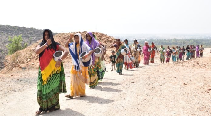 फोटो आॅफ द इयर- हाहाकार- बुंद – बुंद पानी हुआ अनमोल