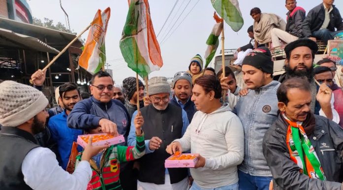 महागठबंधन की जीत पर कांग्रेस एवं राजद कार्यकर्ताओं में जश्न,खुशी में बांटी मिठाई,अबीर गुलाल लगा मनाई खुशियां