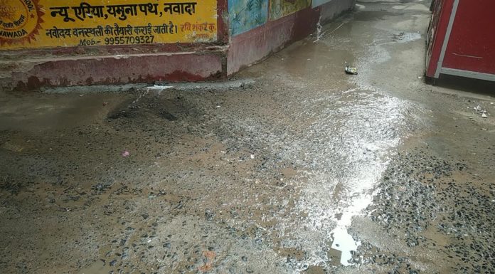 एक तरफ जल संचयन की योजना दूसरे तरफ गलियों में पानी का बहाव