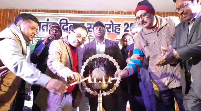 जिला स्थापना दिवस पर टाउन हाॅल में हुआ सांस्कृतिक कार्यक्रम, ऐ मेरे वतन के लोगों ने लोगों को रूलाया तो ये मेरा इंडिया गाना ने लोगों झूमाया