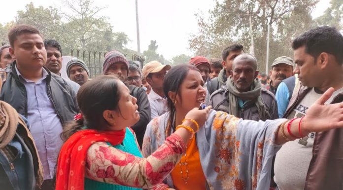 प्रशासन की सख्ती के बावजूद परीक्षा केन्द्रों के भीतर पहुंचा चिट, अभ्यर्थियों ने लगाया कदाचार का आरोप