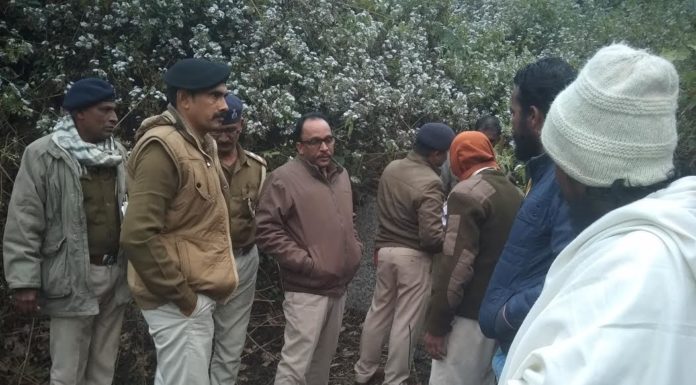 वंशाटांड़ जंगल के झाड़ियों के बीच नग्नावस्था में मिला युवक का शव