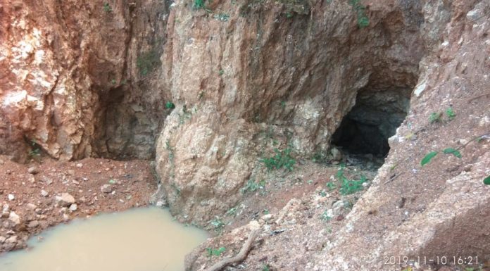 अवैध उत्खनन से बीच सड़क पर बनी सुरंग