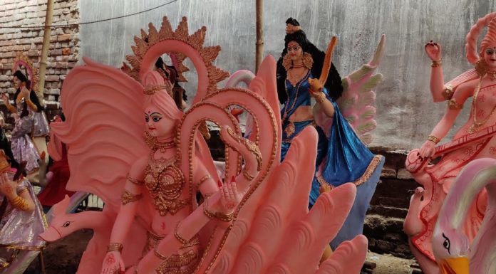 मां सरस्वती की प्रतिमा सज धज कर तैयार, ले जाने में जुटे है श्रद्धालु