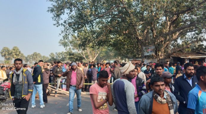 पिकअप ने बाइक सवार दो युवकों को रौंदा, एक की मौत