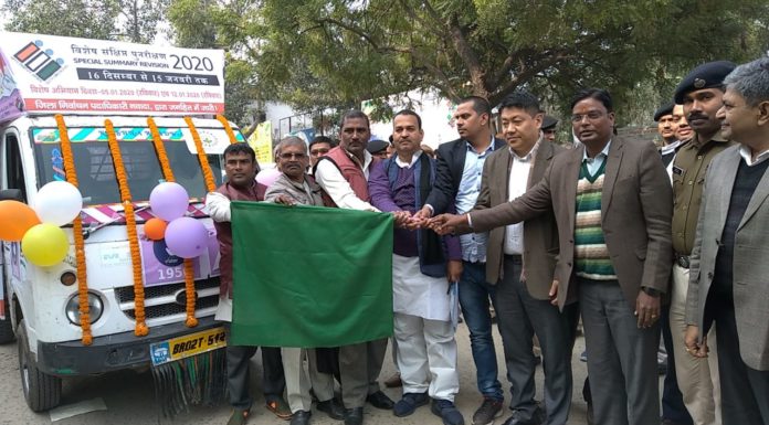 आयुक्त ने मानव श्रृंखला के जागरूता हस्ताक्षर अभियान का भी शुभारंभ किया