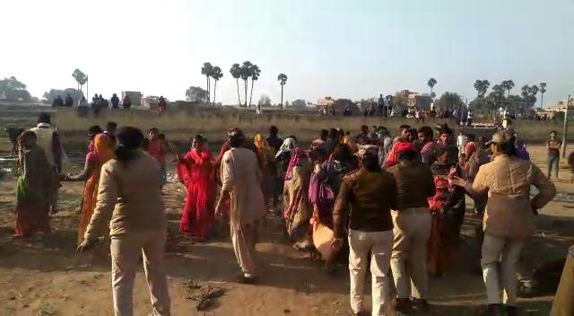 सरकारी भवन बनाने के विरोध में बवाल, भीड़ हटाने पहुंची पुलिस पर पथराव