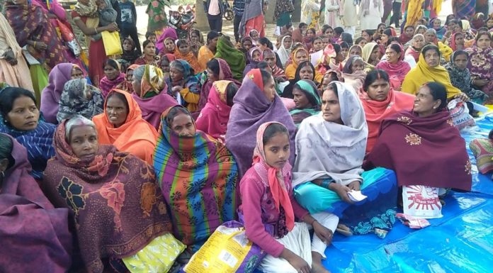 शत प्रतिशत लोगों को सुखाड़ अनुदान देने की मांग को लेकर भूमि अधिकार का धरना