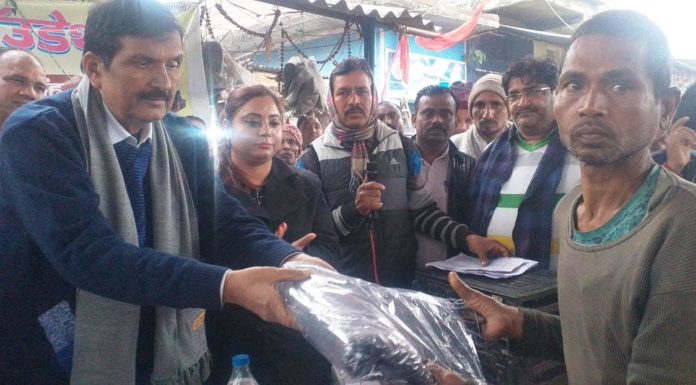 फतेहपुर मोड़ पर ईश्वरी सिंह फाउंडेशन द्वारा किया गया कंबल का वितरण