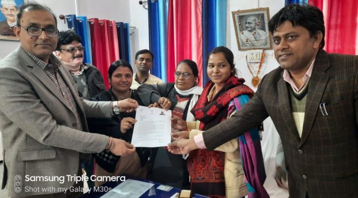 मानव श्रृंखला में भागीदारी के लिए डीईओ मिले जन प्रतिनिधियों से,सौंपा मुख्यमंत्री का अपील पत्र