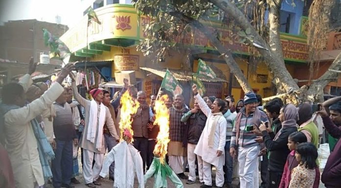एनसीआर कानून के विरोध में राजद कार्यकर्ताओं ने किया पुतला दहन