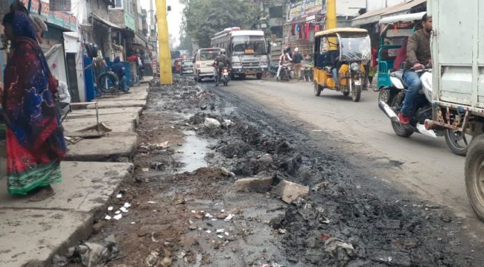 नाली का पानी रोड पर बहने से कीचड़मय हुई गली