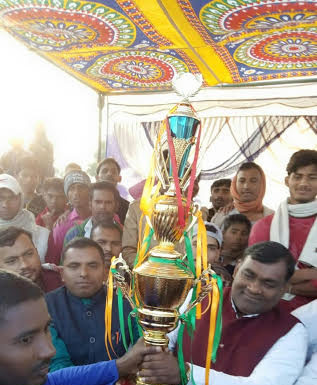 अहिरब्रांड गुरुचक की टीम फाइनल मुकाबला में उमरावं विगहा को को 43 रनों से हराकर ट्रॉफी अपने नाम किया