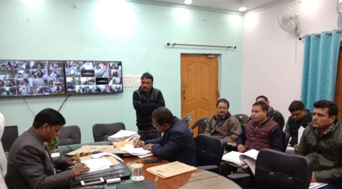 एनएच 82 के फोरलेन के लिए अधिग्रहित भूमि के भुगतान की डीएम ने की समीक्षा