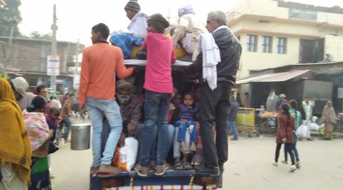 सड़क सुरक्षाः जान जोखिम डालकर यात्रा करते लोग