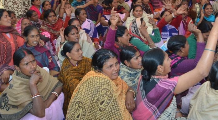 चयनमुक्ति व मुकदमे वापस लेने के आश्वासन पर काम पर लौटीं आशा