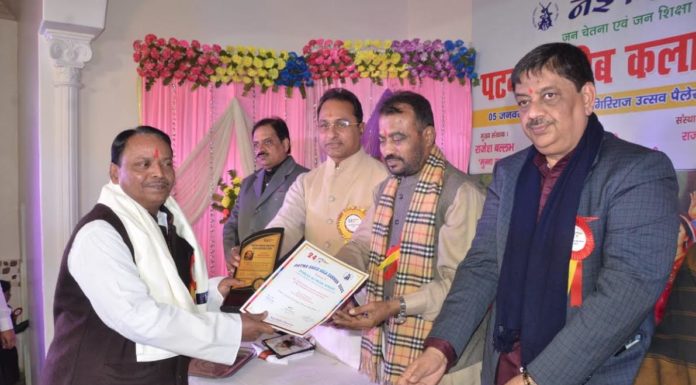 पारस सिंह को साहित्यिक संस्था ई दिशा द्वारा किया गया सम्मानित