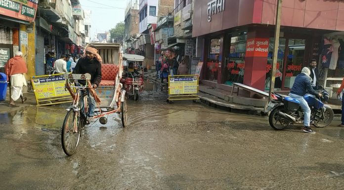 नाली जाम होने से विजय बजार चैक की सड़क पर पसरा नाली का पानी