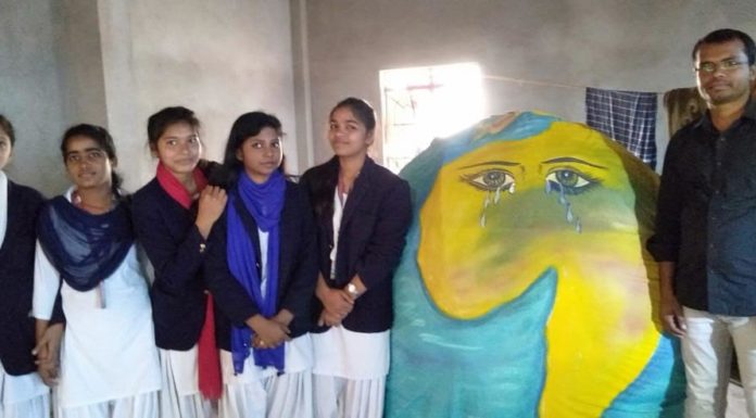 पर्यावरण से पीड़ित धरती मां का रोते हुए तस्वीर को प्रतिभा खोज प्रतियोगिता में प्रथम पुरस्कार