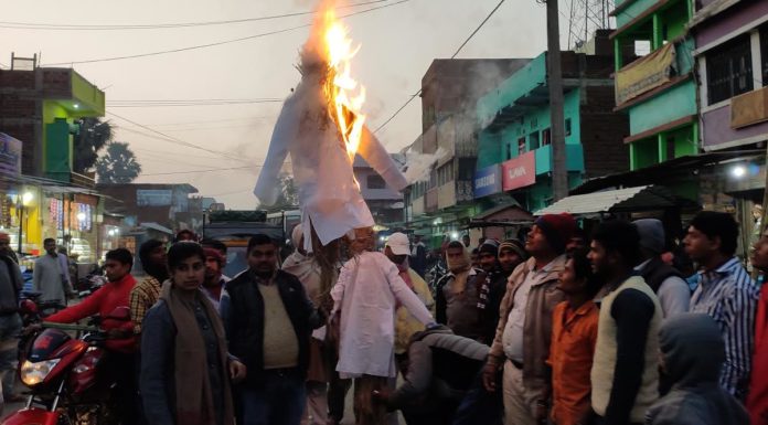 एनआरसी और सीएए कानून के विरोध में राजद कार्यकर्ताओं ने मोदी और नीतीश का किया पुतला दहन